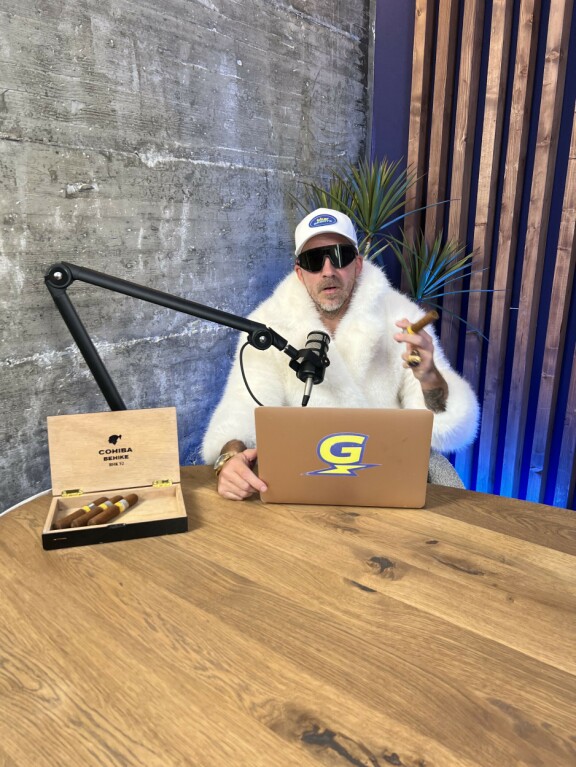 Aleksi Valavuori mestaroi Suomen suosituinta podcastia Espanjasta käsin.