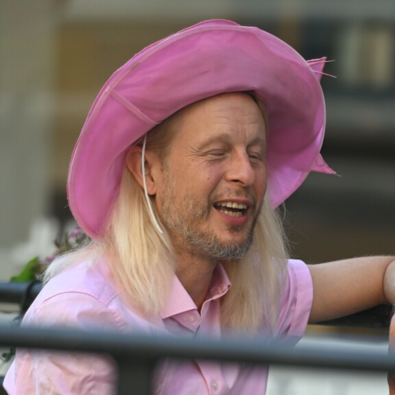 Petruksen kasvoja komistaa nyt harmahtava kesäparta.