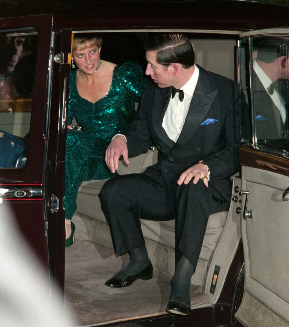 Joulukuussa 1990 Diana ja Charles saapuivat Royal Lancaster Hotellille gaalailtaan.