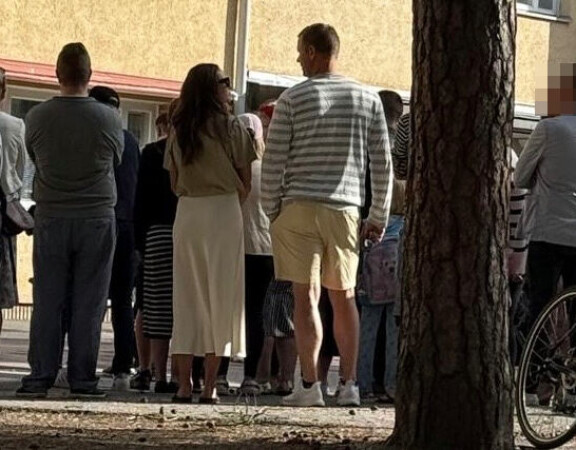 Mikko ja Natalie bongattiin koulun pihalta. Pariskunta piti matalaa profiilia.