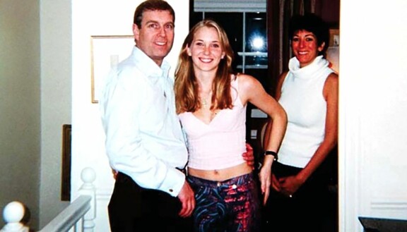 Andrew, 17-vuotias Virginia ja Ghislaine Maxwell vuonna 2001.