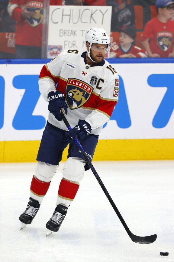 Aleksander Barkov ylistää Tuomo Ruudun osaamista.