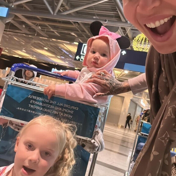 Sini Ariellin ja lasten paluu Suomeen ei sujunut ilman selkkausta. Sini Ariell