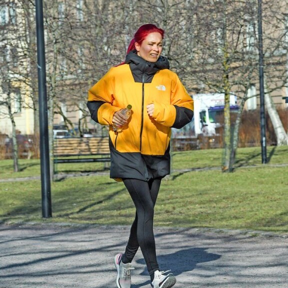 Arkistokuva: Laulaja on nähty kipittämässä Eiranrannassa sellaista vauhtia, että paparazzia hirvitti. Sannilla on mainio kunto. Laulaja porhalsi Eiranrannassa sellaista vauhtia, että paparazzia hirvitti. Sannilla on mainio kunto.