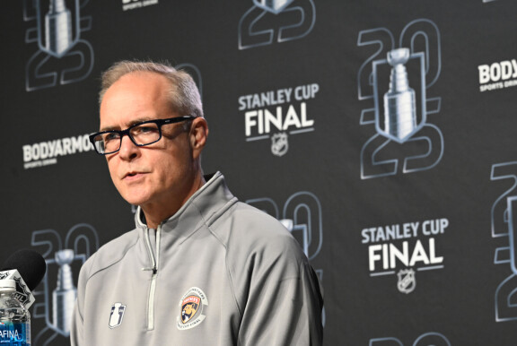 Kanadalainen Paul Maurice on päävalmentanut huimat 916 NHL-voittoa.