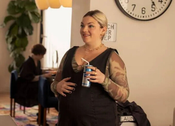 Ella piipahtaa HBO Maxin sarjassa vain yhden jakson verran. Hänen tähtihetkensä keskittyy enimmäkseen ilmavaivoihin ja riitelyyn anopin kanssa.