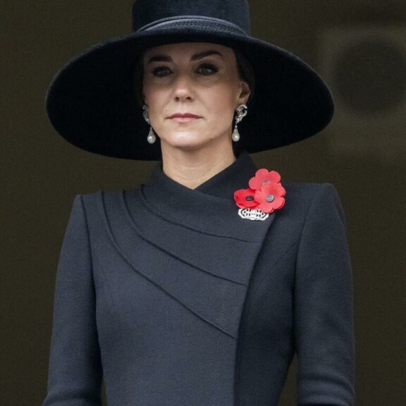 Catherinen rinnassa nähdään vintagerintakoru. Kate Middleton