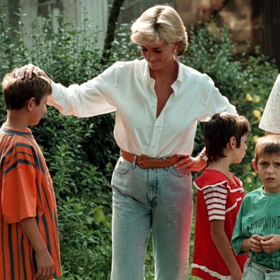 Diana vieraili Bosniassa vuonna 1997 tapaamassa maamiinojen uhreja ja heidän perheitään. Diana