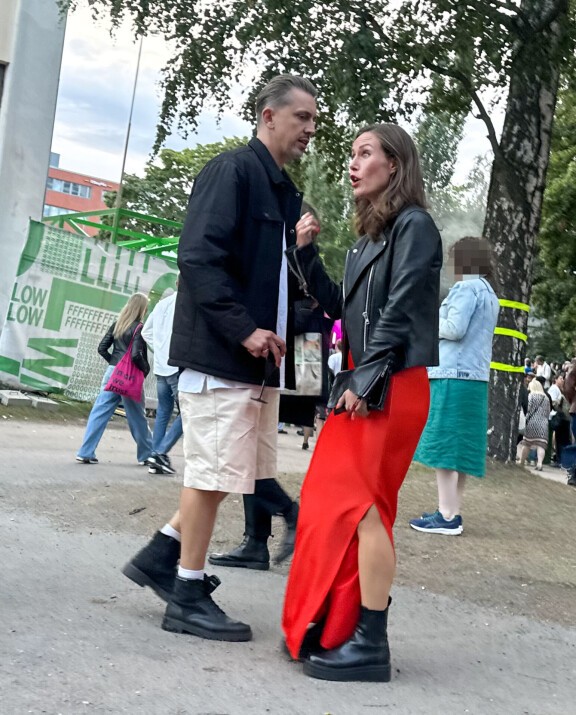 Kimpaantuneen Sannan mekko jätti paljaaksi pelkän vasemman pohkeen.