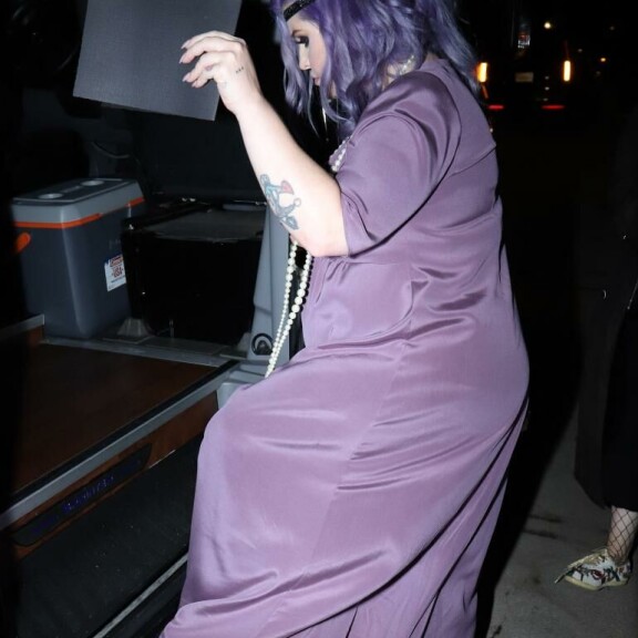 Kelly poistui 7. lokakuuta äitinsä Gatsby-teemaisista 70-vuotisjuhlista. Kelly Osbourne