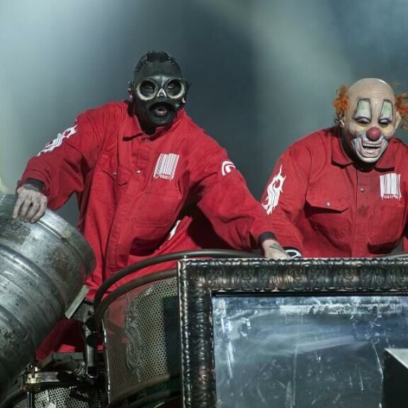 Kelly seurustelee nu-metal-yhtye Slipknotin DJ:n Sid Wilsonin kanssa. Kuvassa Sid ja Clown. Slipknot