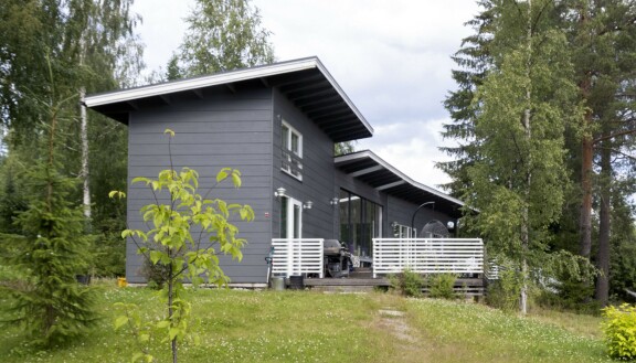 Maurin ja Raijan tontille on noussut uusi ja moderni sauna sekä vierastalo.