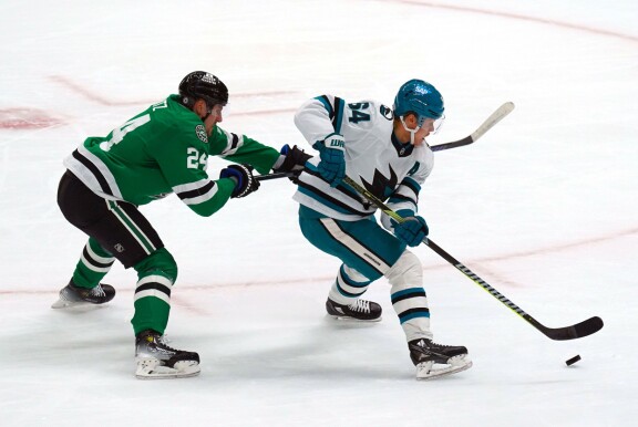 Mikael Granlund (oik.) löysi peli-ilon San Jose Sharksissa, josta hän siirtyi Roope Hintzin (vas.) seurakaveriksi Dallas Starsiin.
