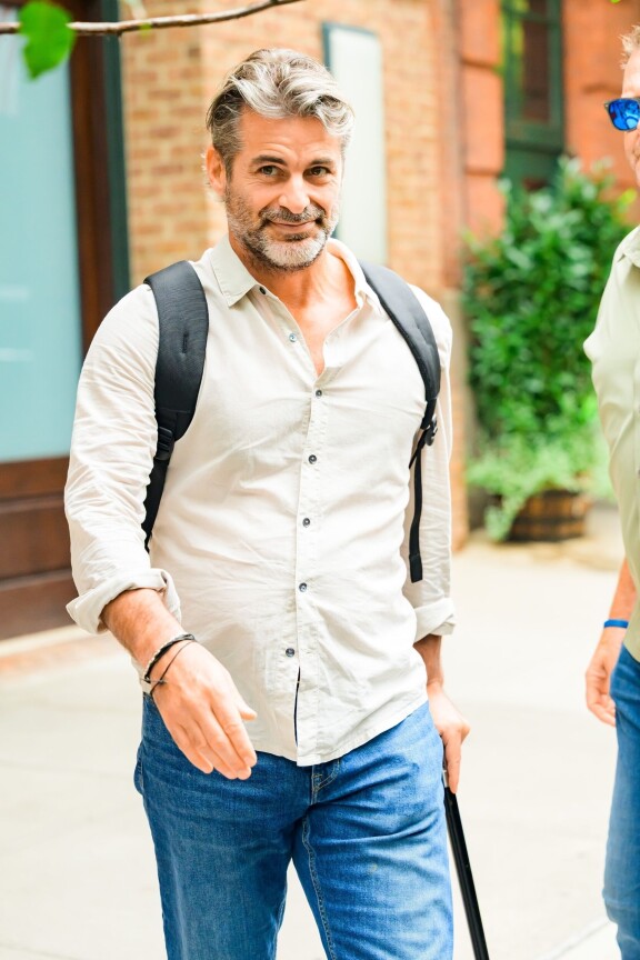 Lähteiden mukaan Jennifer on mieltynyt hypnotisoijahopeakettuun tämän huonosta rahatilanteesta huolimatta.