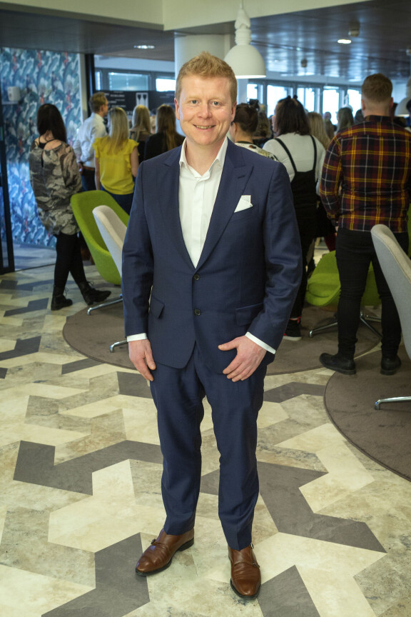 Sampo tuli tunnetuksi vuonna 2010 televisioissa esitetyltä Diili -ohjelman kaudelta.