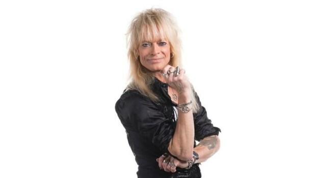 Aww, kuinka söpöä! Michael Monroe hempeilee mirrilleen eläinlääkärilä Michael Monroe