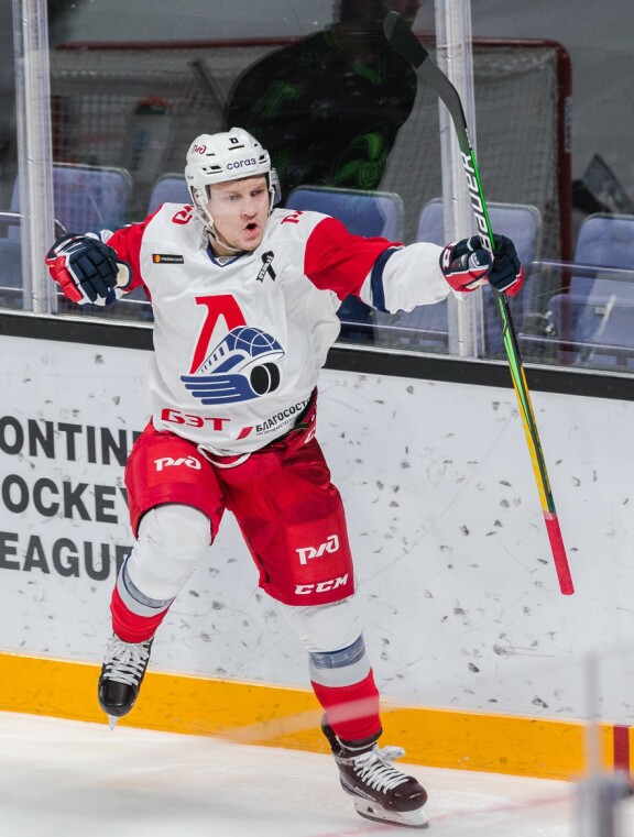 Teemu Pulkkinen viihtyi Venäjällä. Kuvassa hän tuulettaa Lokomotiv Jaroslavlin paidassa.