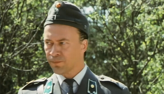 Vänrikki Naaperon (Jarkko Rantanen) hermot joutuvat koetukselle Uunon (Vesa-Matti Loiri) kanssa.
