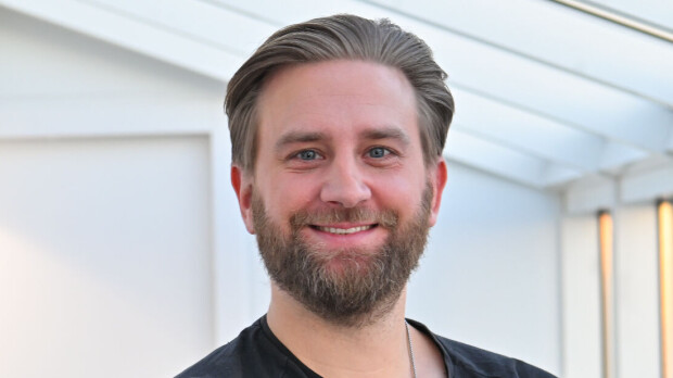 Joel Harkimo viihtyy kahden kaunottaren seurassa - katso kuva