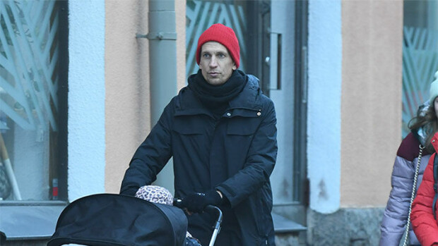 Paparazzikuvat paljastavat: tennismiljonääri Jarkko Nieminen tuli salaa triplaisäksi Jarkko Nieminen
