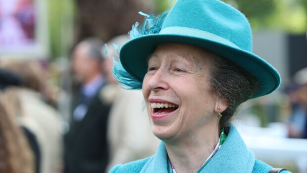 Prinsessa Anne 75 vuotta – hovilta nolo moka!