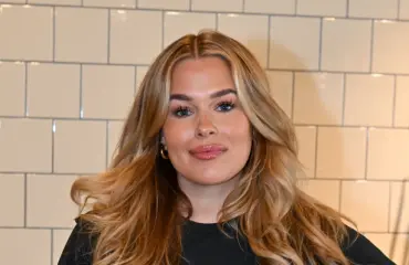 Sara Sieppi suunniltaan! Ökyautoa vahingoitettiin