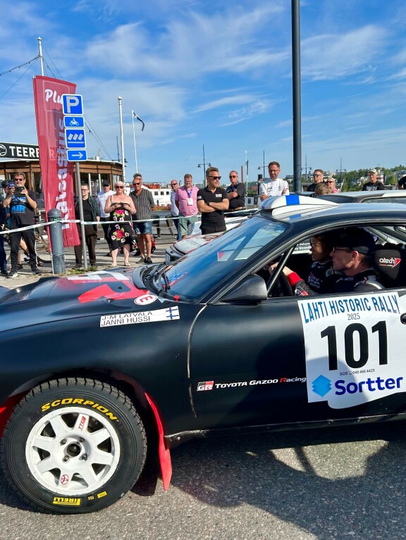 Jari-Matti Latvala ja Janni Hussi kisaavat Lahdessa vuoden 1992 Toyota Celica ST185:lla.