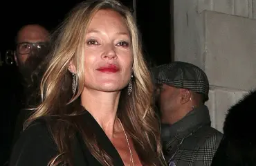 Hups! Kate Mossin bileasu oli todella antava - paparazzikuvat