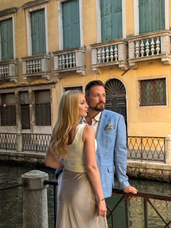 Pariskunta kävi romanttisella matkallaan Italiassa myös historiallisessa Venetsiassa.