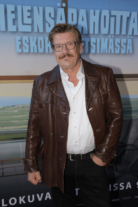 Vanhempi yleisö saattaa muistaa Santerin Häräntappoaseen Alluna, mutta myöhemmin hän on tehnyt töitä myös esimerkiksi komedian parissa. Santeri on naurattanut televisiokatsojia aikoinaan Vintiöissä sekä suositun Kuutamolla -viihdeohjelman juontajana.