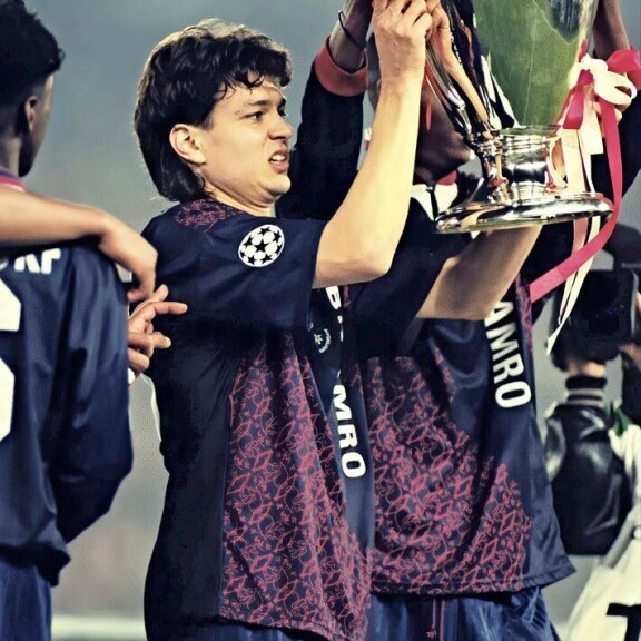 Jari nousi maailmanmaineeseen 1990-luvun puolivälissä, kun voitti Ajaxissa Mestarien liigan ja sen maalipörssin. Vuonna 1995 Litti arvostettiin maailman kolmanneksi parhaaksi jalkapalloilijaksi. Jari nousi maailmanmaineeseen 1990-luvun puolivälissä, kun voitti Ajaxissa Mestarien liigan ja sen maalipörssin. Vuonna 1995 Litti arvostettiin maailman kolmanneksi parhaaksi jalkapalloilijaksi.