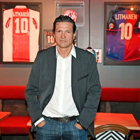 Perheineen Tallinnassa asustava jalkapallolegenda Jari Litmanen, 51, seuraa tarkalla silmällä poikiensa jalkapall-harrastusta. Perheineen Tallinnassa asustava jalkapallolegenda Jari Litmanen, 51, seuraa tarkalla silmällä poikiensa jalkapall-harrastusta.