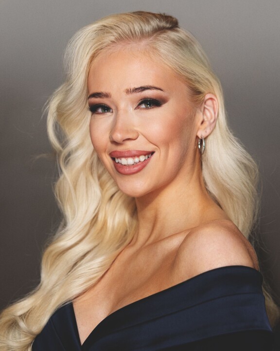 Nelli Mattila, 25, on kotoisin Kotkasta. Hän tekee työkseen markkinointia.