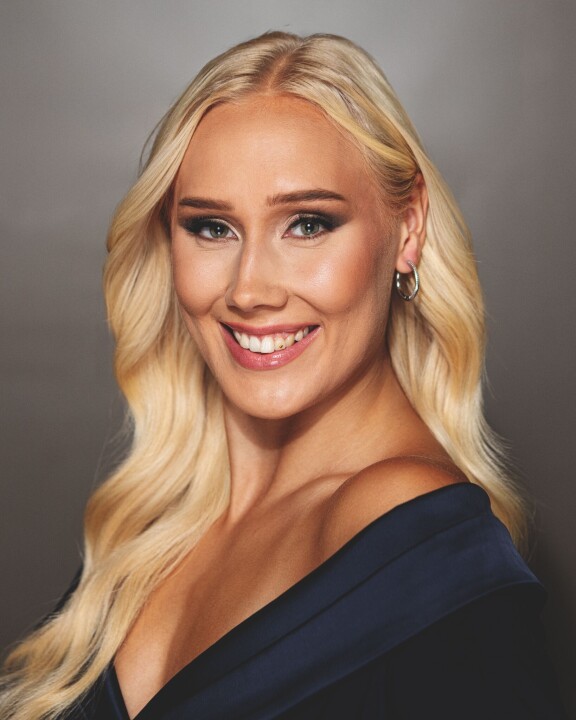 Tara Lehtonen on kotoisin Helsingistä. 23-vuotias Tara on tapahtuma-alan yrittäjä.