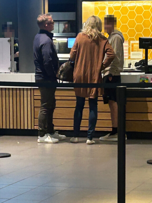 Tiskiltä mukaan tarttuivat liput ja leffaherkut.