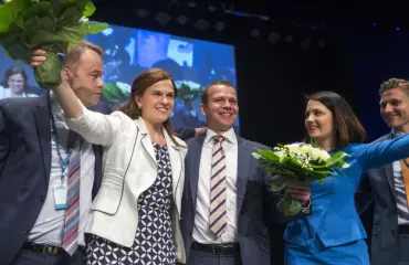 Outo päähine! Ministeri riehaantui Katri Helenan jäähyväiskonsertissa – video villistä tamppauksesta!