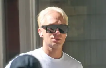 Timanttisormus ja ökyauto! Christoffer Strandberg luukutti musaa hienostoalueella – paparazzikuvat!