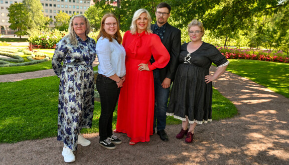 Maajussille morsian: Kaikki tarinat -ohjelmassa ovat mukana Miia (vas.), Pia, Tuomas ja Ritva. Kuvassa keskellä ohjelman juontaja Vappu Pimiä.