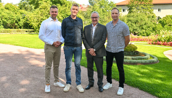 Tämän syksyn maajussit ovat Perttu (vas.), Antti, Ville ja Matti. Matti (oik.) kannustaa omassa pienessä kuplassa eläviä maajusseja ja -jussittaria mukaan ohjelmaan.