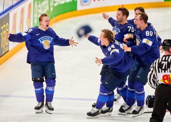 Sakari Manninen (vas.) tuulettaa MM-kullan ratkaisumaalia, jonka syötti Mikael Granlund.