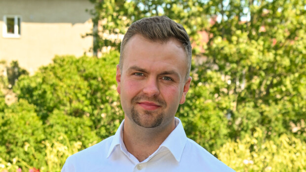 Maajussi-Perttu antautuu suuteloon – Vappu Pimiä katsoo muualle
