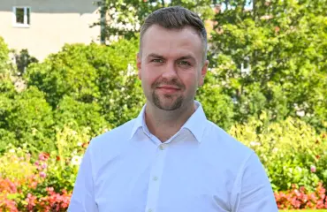 Maajussi-Perttu antautuu suuteloon – Vappu Pimiä katsoo muualle