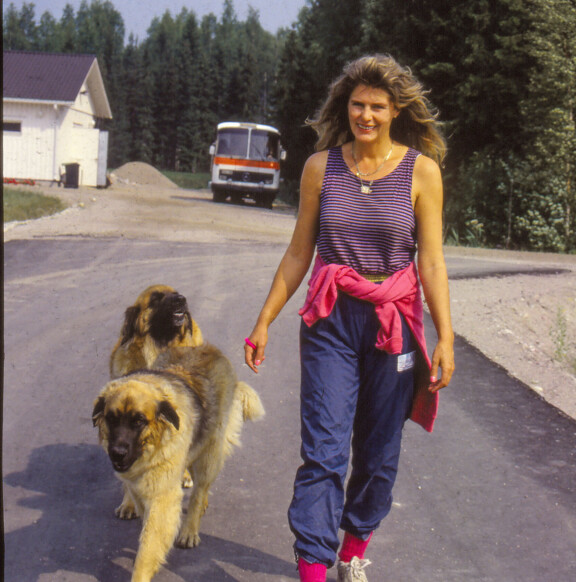 Riitta Väisänen kuvattuna vuonna 1992 Matamin ja Diivan kanssa.