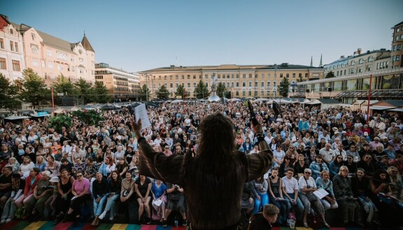 Sään ankeuttamasta alusta huolimatta yhteislauluista tuli yksi superterassin ilmiöistä. Kuva on päättäjäisistä.