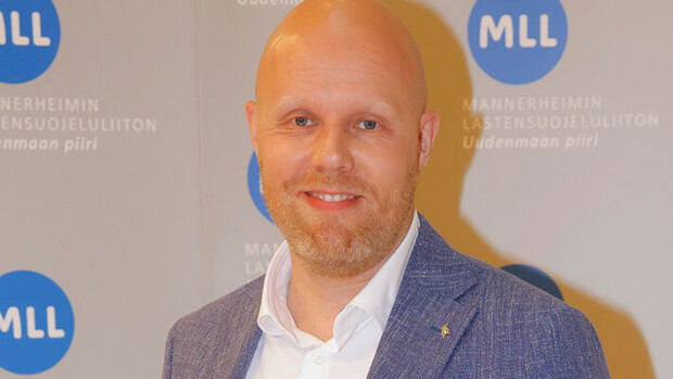 Rahat loppu? Aki Linnanahde julkaisi kuvan joulupöydästään Aki Linnanahde