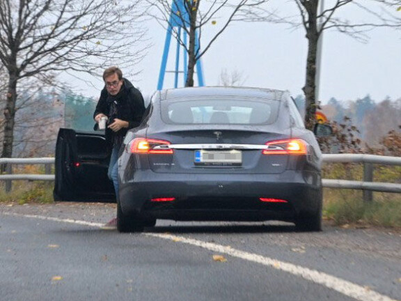 Tesla jätti miljonäärin nolosti tien pientareelle marraskuussa 2024.