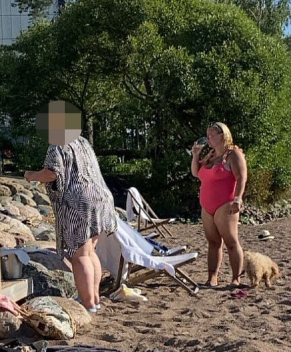 Ystävätär ja Johanna Tukiainen nauttivat aurinkoisesta päivästä Hilton Helsinki Kalastajatorpan rannalla.