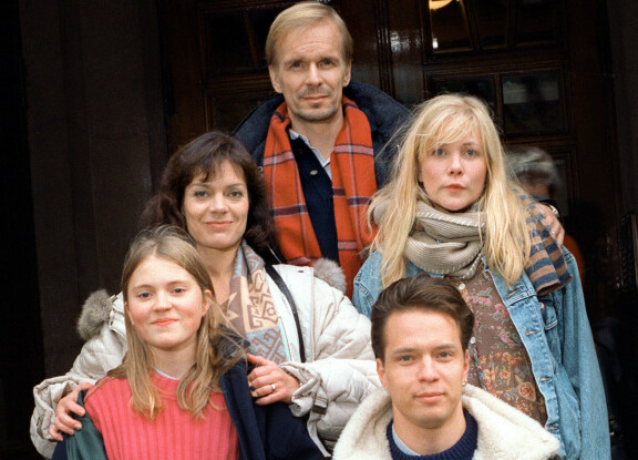 Mäkimaiden perhe vuonna 1995. Taaimpana Pertti Mäkimaa (Jukka Puotila). Edessä hänen vaimonsa, Eeva Mäkimaa (Lena Meriläinen), jonka vieressä tytär Laura Mäkimaa (Pirjo Moilanen). Etu-alalla Mirja Mäkimaa (Inka Kallén) ja Janne Mäkimaa (Misa Nirhamo).