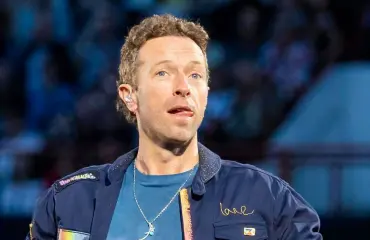 Rikkoi hiljaisuuden: Näin kylmää linjaa Coldplayn Chris Martin vetää