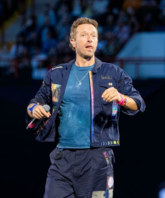 Chris Martin perusteli kotimaassaan Englannissa Hullin-keikallaan pusukameran käyttöä. Hän ei ottanut kantaa skandaalin vaikutuksiin, totesi vain vähätellen, että kun elämä antaa sitruunoita, niistä pitää tehdä sitruunalimua.